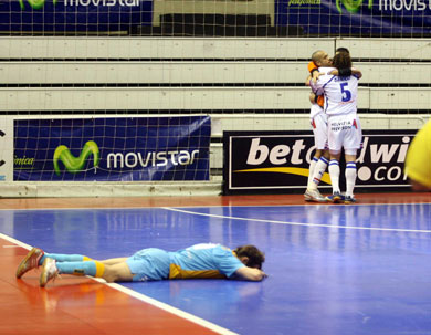 Danieli, Cio and Toni celebrating the victory while a desperate Marcelo is on the pitch... (Photo courtesy: Angel Perez - LNFS)