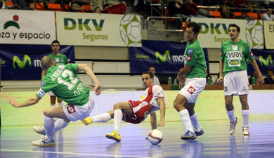 Kel in the Xota's defence composed of Javi Eseverri, D and Jos Gomez (Photo courtesy: Angel Perez - LNFS)