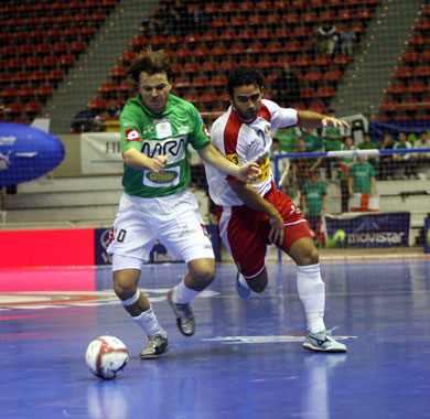 Tete vs Leo, part 3... (Photo courtesy: Angel Perez - LNFS)
