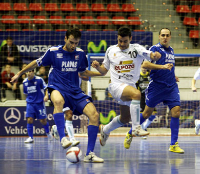 Josema vs Cobeta, while Javi Rodriguez controls the action... (Photo courtesy: Angel Perez - LNFS)