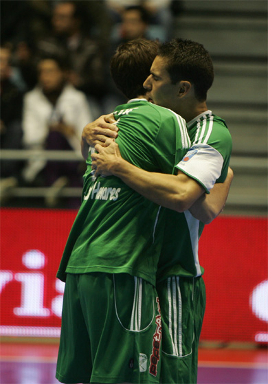 Neto celebrating a goal for Inter Movistar (Photo courtesy: Rubn de Pedro - LNFS)