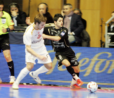 Pola vs David (Photo courtesy: Rubn de Pedro - LNFS)