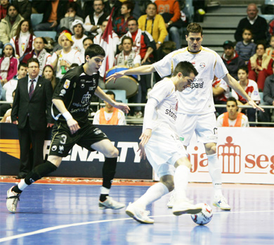 Rato and David vs Matias Lucuix (Photo courtesy: Rubn de Pedro - LNFS)