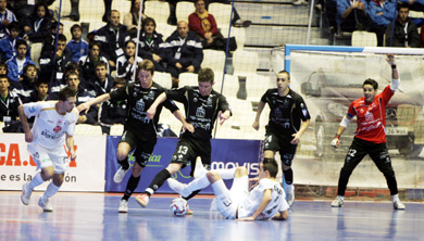 Lin, Geison and Alvarito vs Alemao and Aicardo (Photo courtesy: Rubn de Pedro - LNFS)