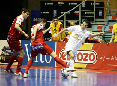 Kike and Saul vs Hector (Photo courtesy: Rubn de Pedro - LNFS)
