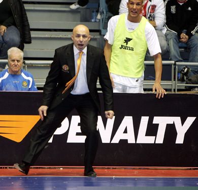 Coach Juanito in action (Photo courtesy: Rubn de Pedro - LNFS)
