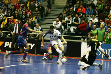 Sergio Lozano*s effort saved by Christian (Photo courtesy: Rubn de Pedro - LNFS)